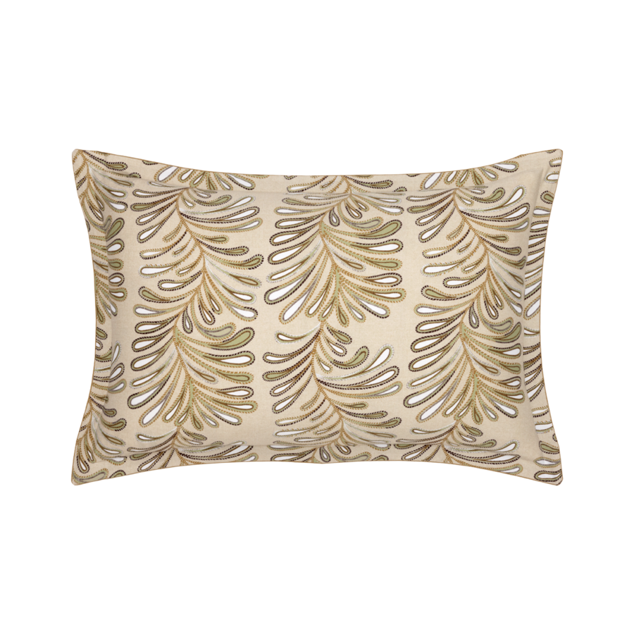 Taie d'oreiller rectangulaire à fond crème et motif répétitif de feuilles de fougère verticales dans des tons or et marron.