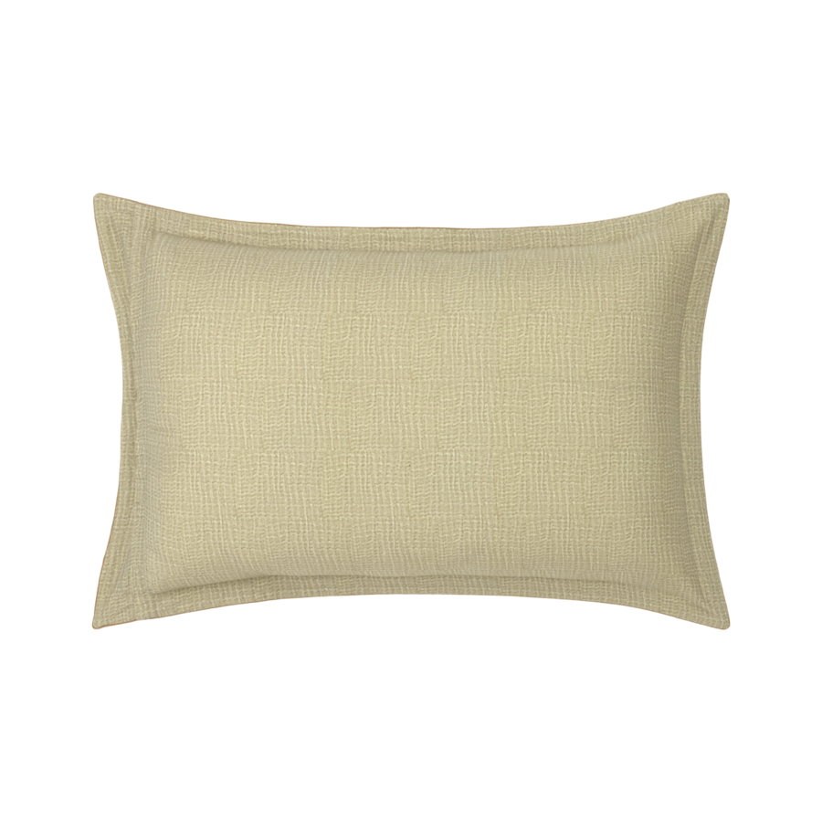 Un coussin rectangulaire beige clair, à la texture de tissu tissé et orné d'un bord à volant décoratif.