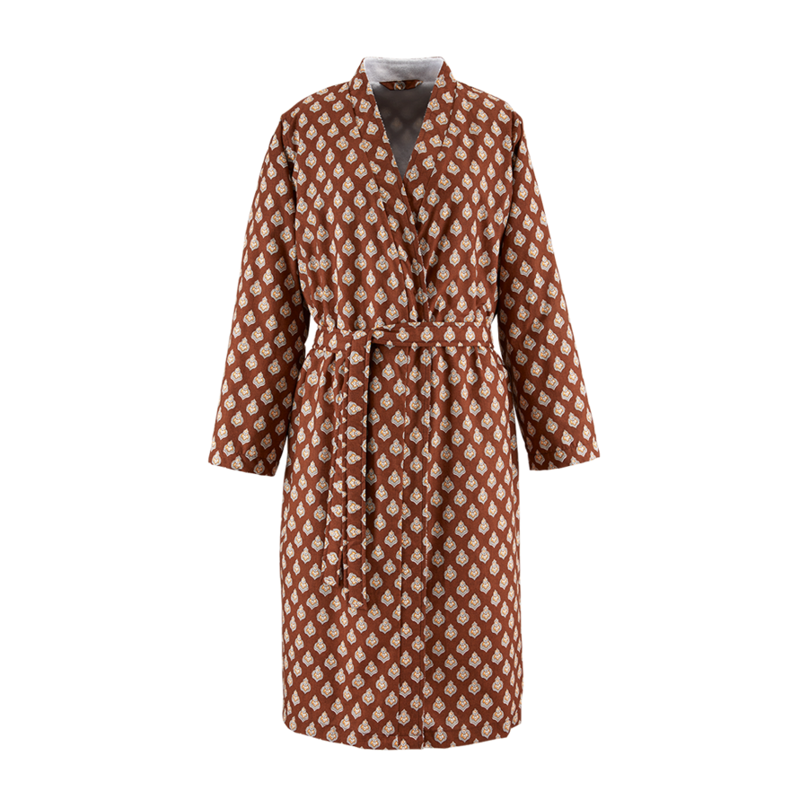 Une robe longue à manches longues, arrivant aux genoux, de couleur brun rouille, ornée d'un motif cachemire blanc en forme de larme et d'une ceinture.