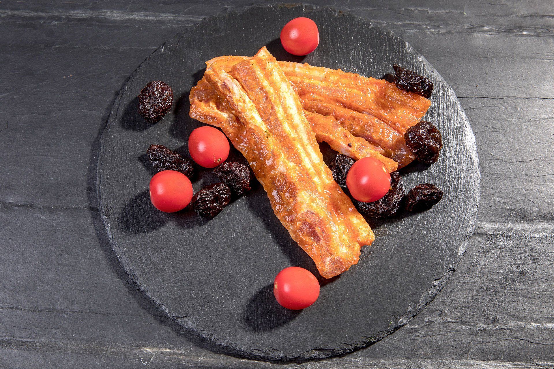 Šoninė slyvų marinate