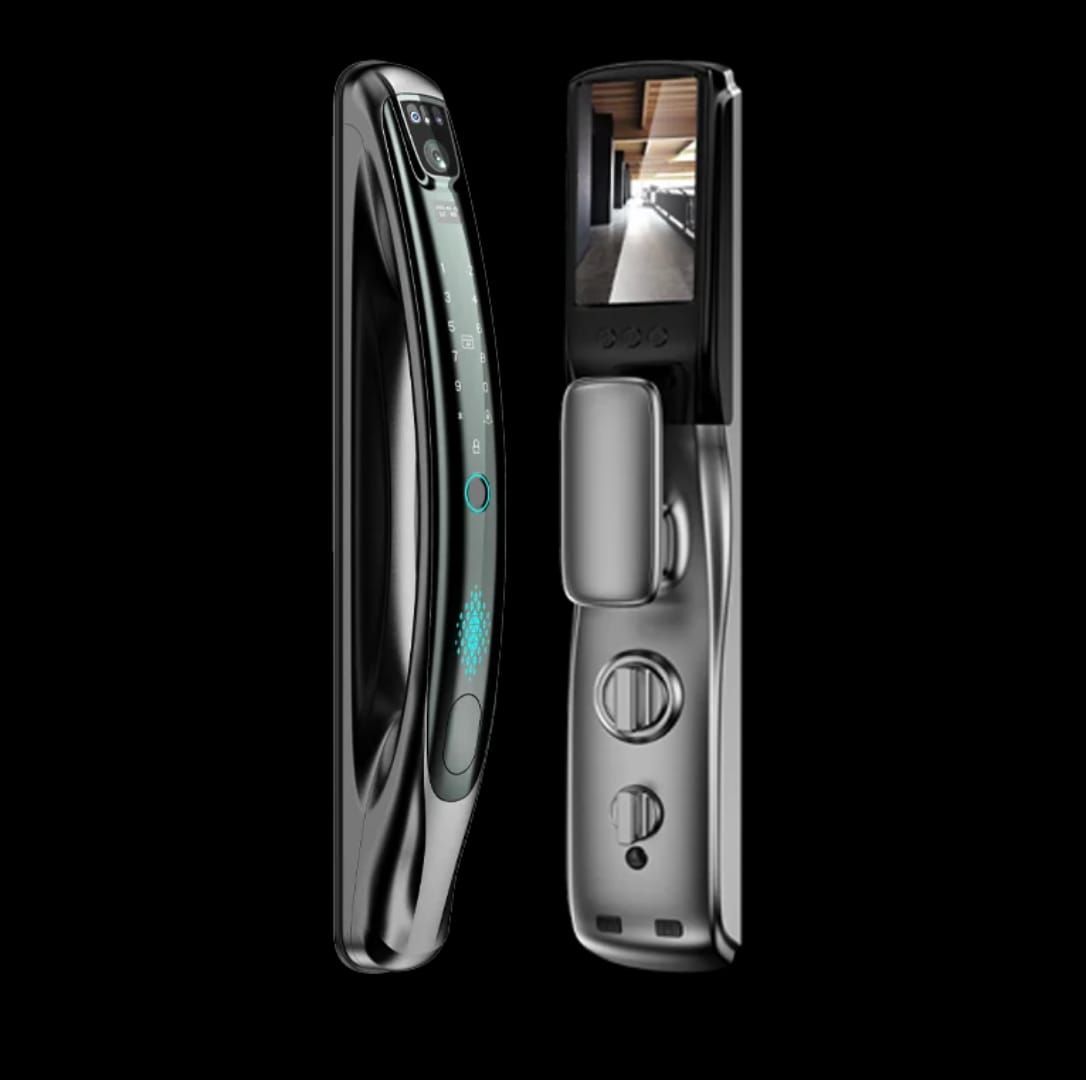 Dos cerraduras de puerta inteligentes cromadas, una con vista lateral y otra con una pantalla que muestra la vista de la puerta.