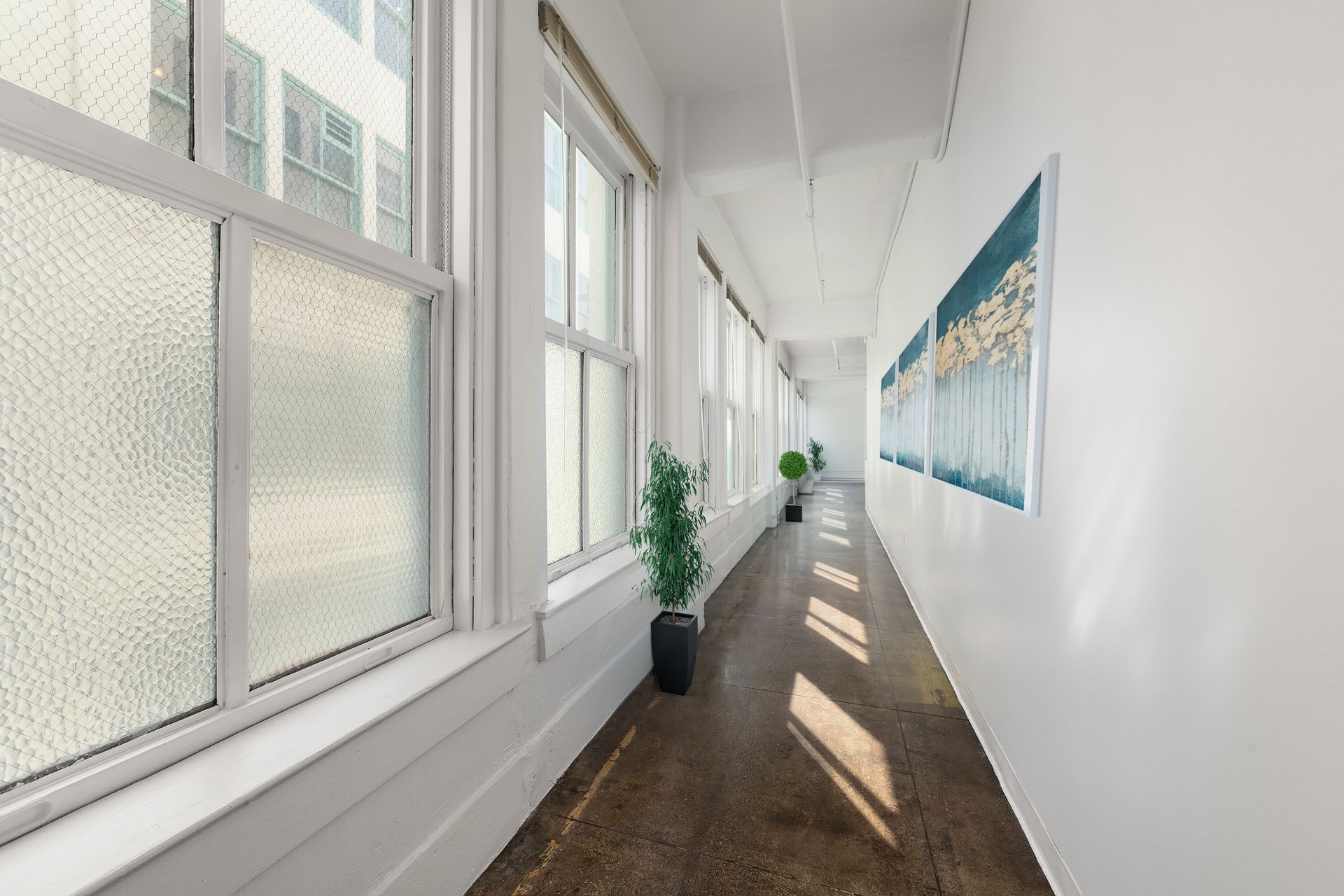 Photo of modern dining area, click here to view Amenities