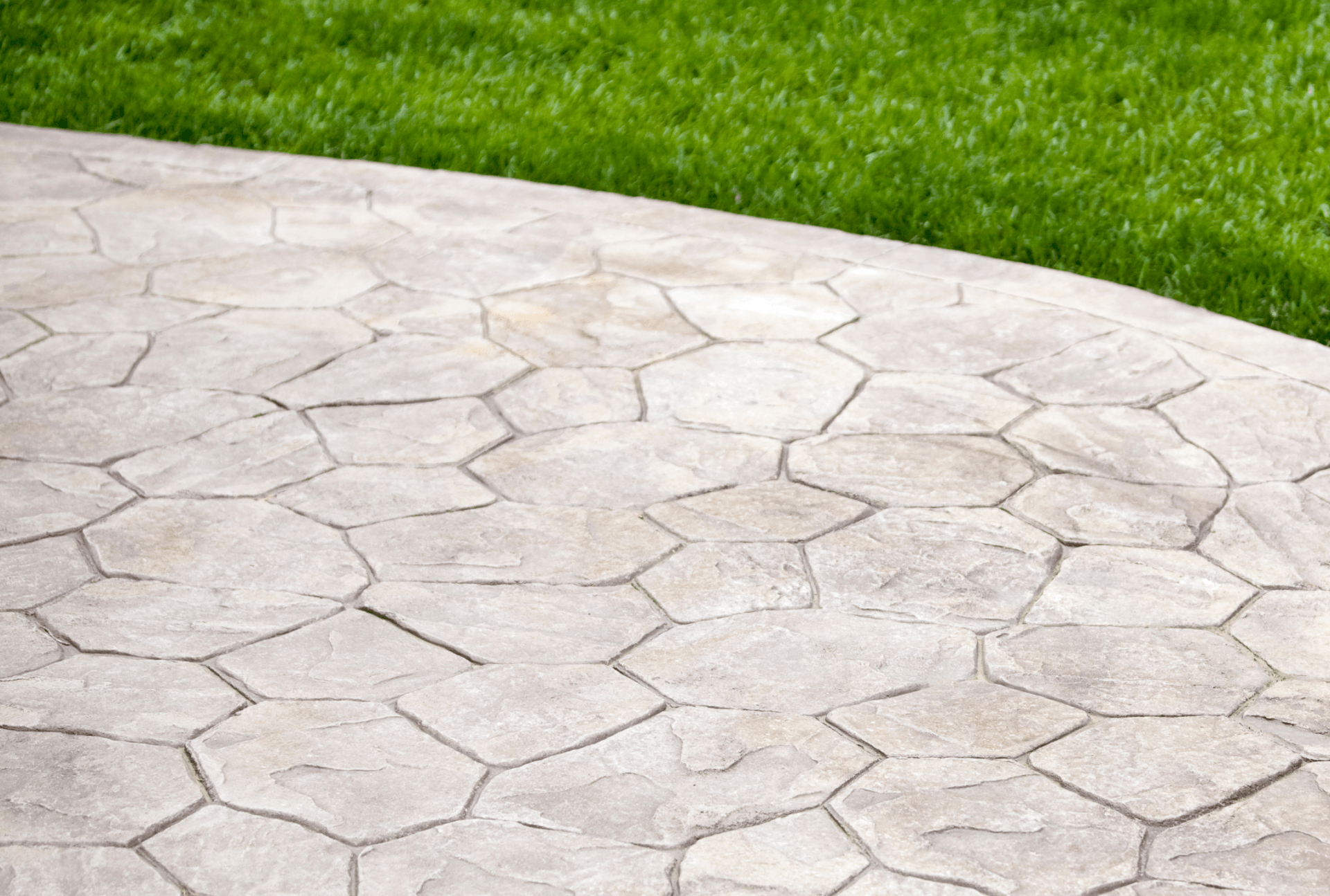 curved stamped concrete patio in cobblestone style