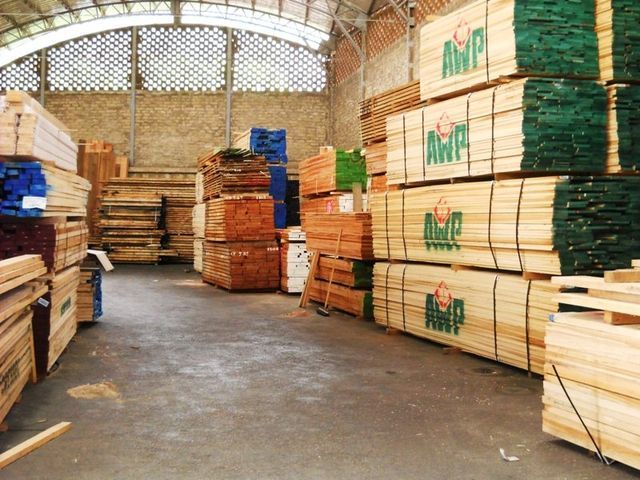 Magazzino con legname