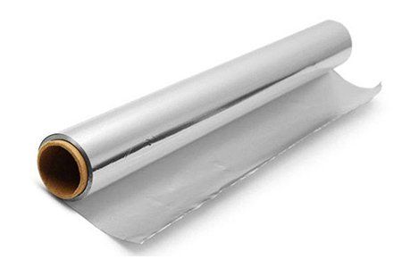 Un rollo de papel de aluminio sobre un fondo blanco.