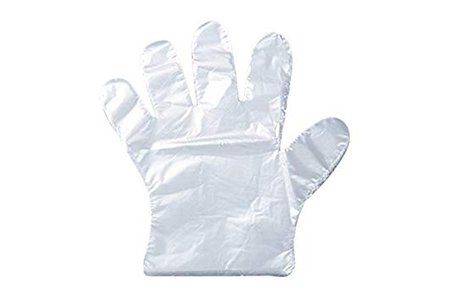 Un par de guantes de plástico transparente sobre un fondo blanco.