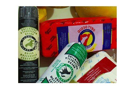Un montón de diferentes tipos de queso, incluido el queso Tybo.