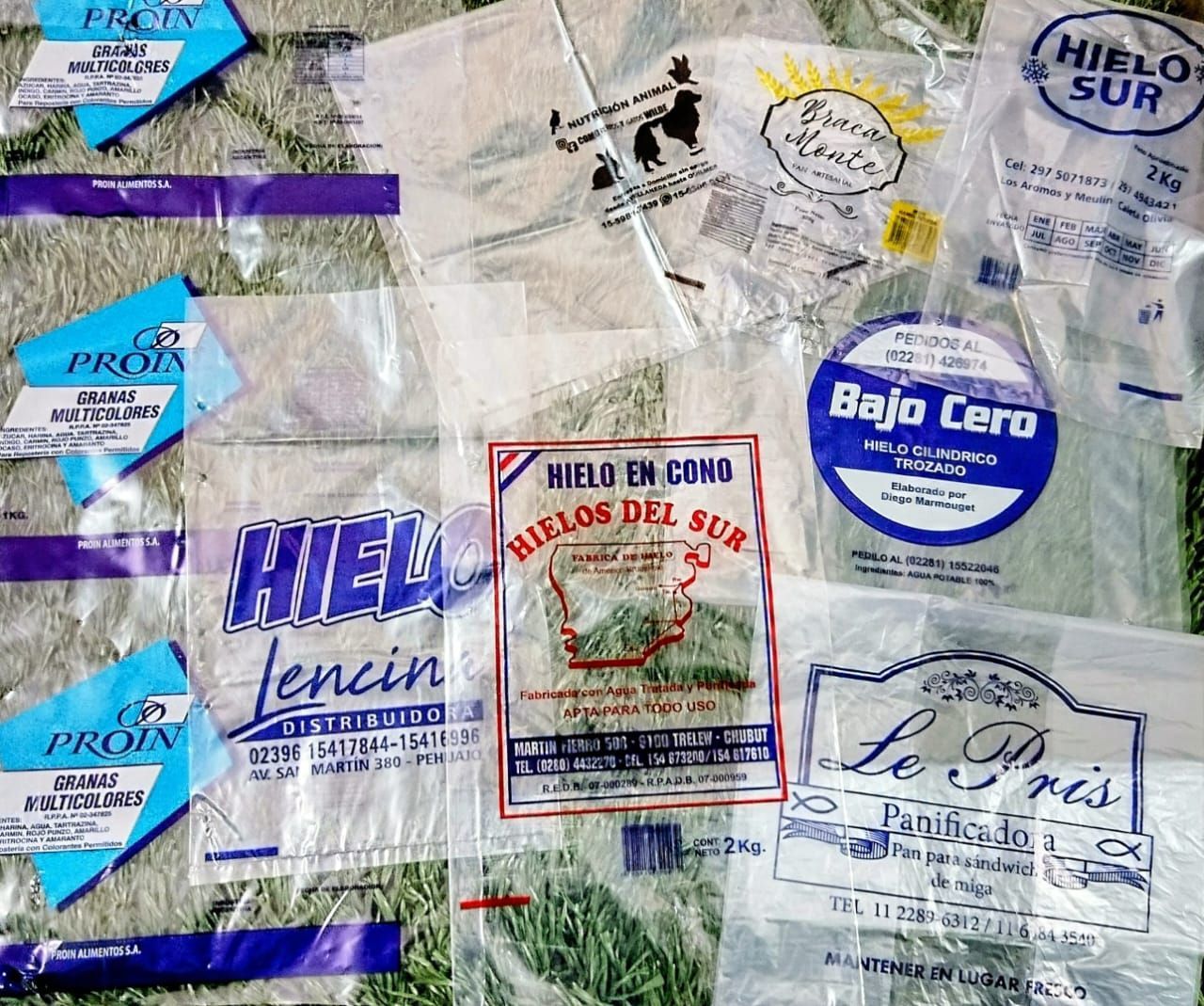 Un rollo de papel de aluminio sobre un fondo blanco.