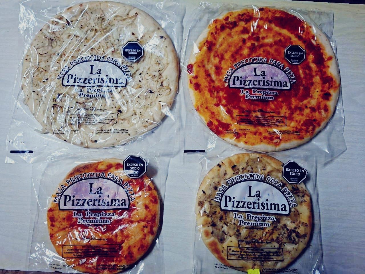 Dos bolsas, una verde y otra negra, están una al lado de la otra sobre una superficie blanca.