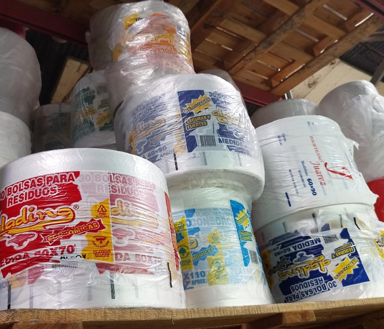 Un montón de diferentes tipos de queso, incluido el queso Tybo.