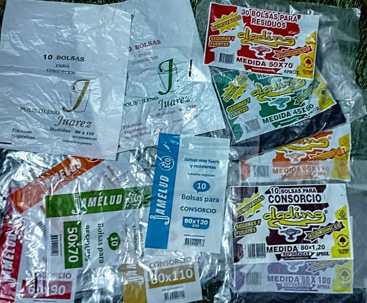 Cuatro rollos de cinta están apilados uno encima del otro.