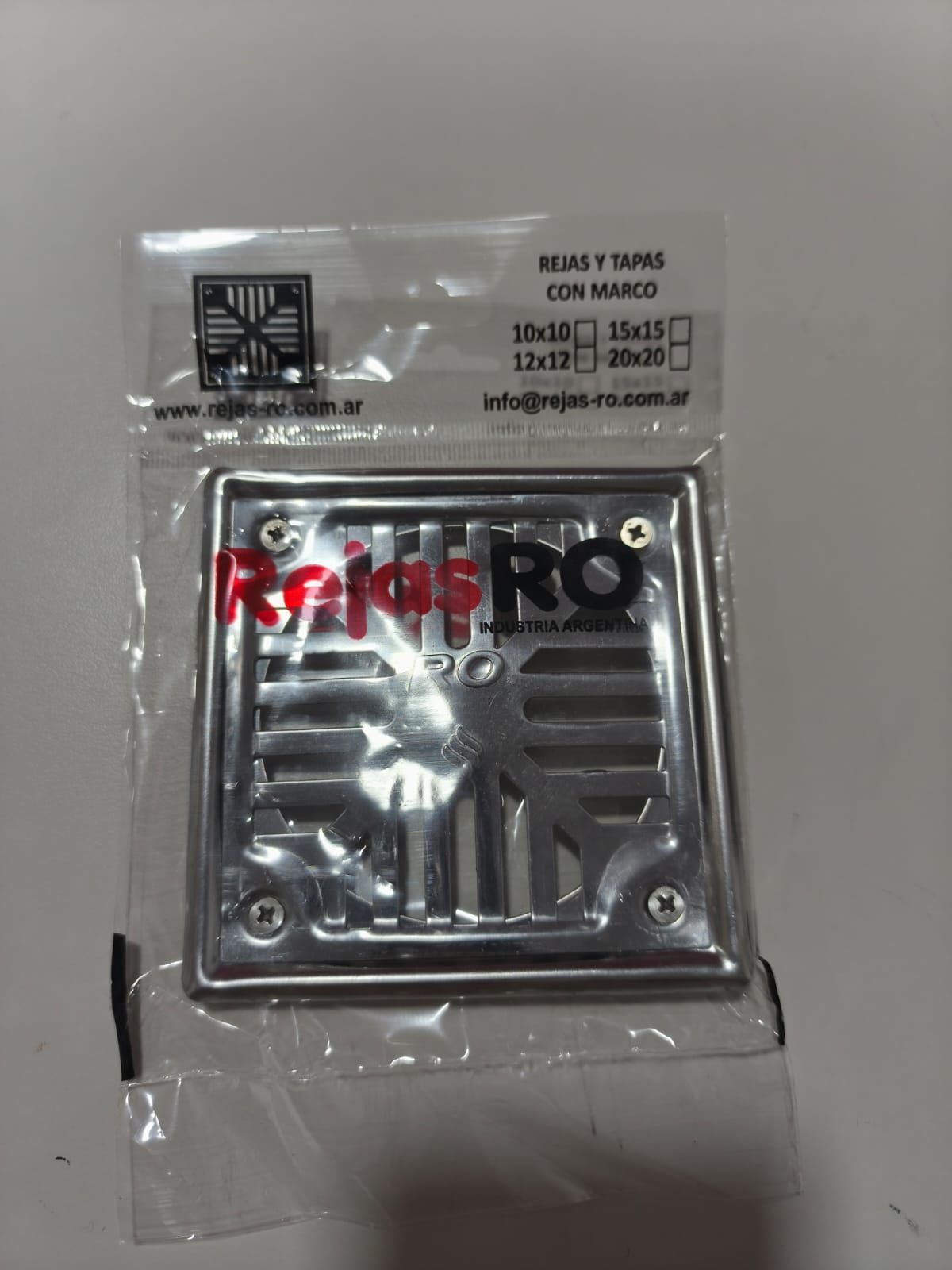 Tres rollos de bolsas de plástico se apilan uno encima del otro sobre un fondo blanco.