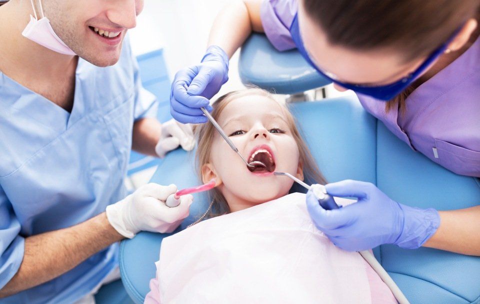 Bambina durante visita dentale