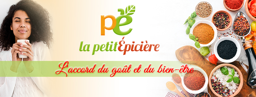 Une femme tient une tasse de café devant une table pleine d'épices.