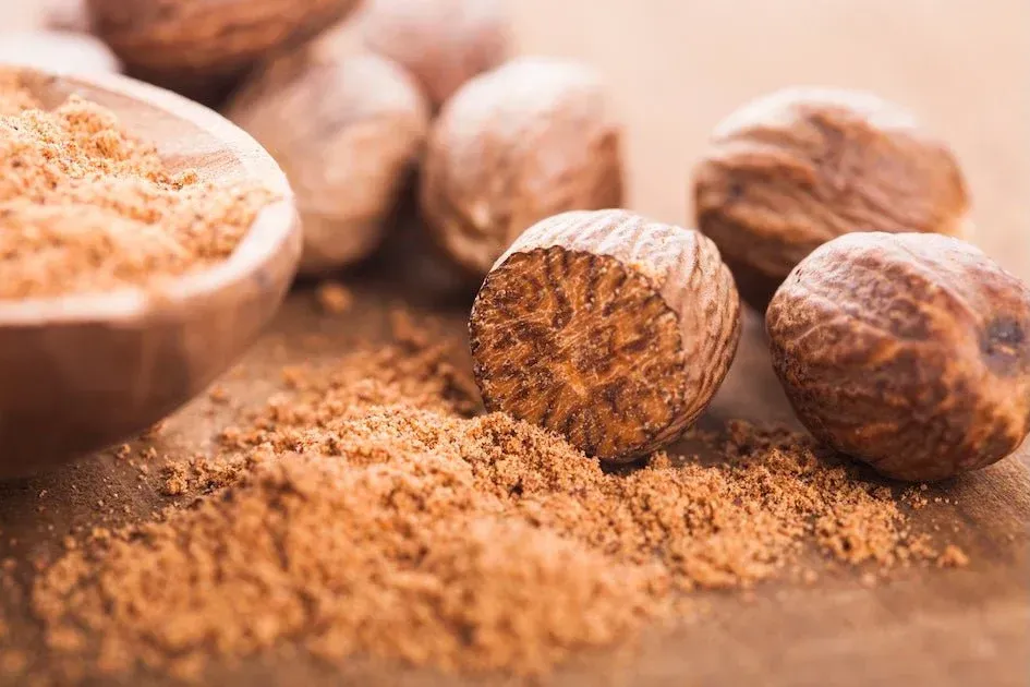 Beauté naturelle :les vertus méconnues de la noix de muscade pour la peau