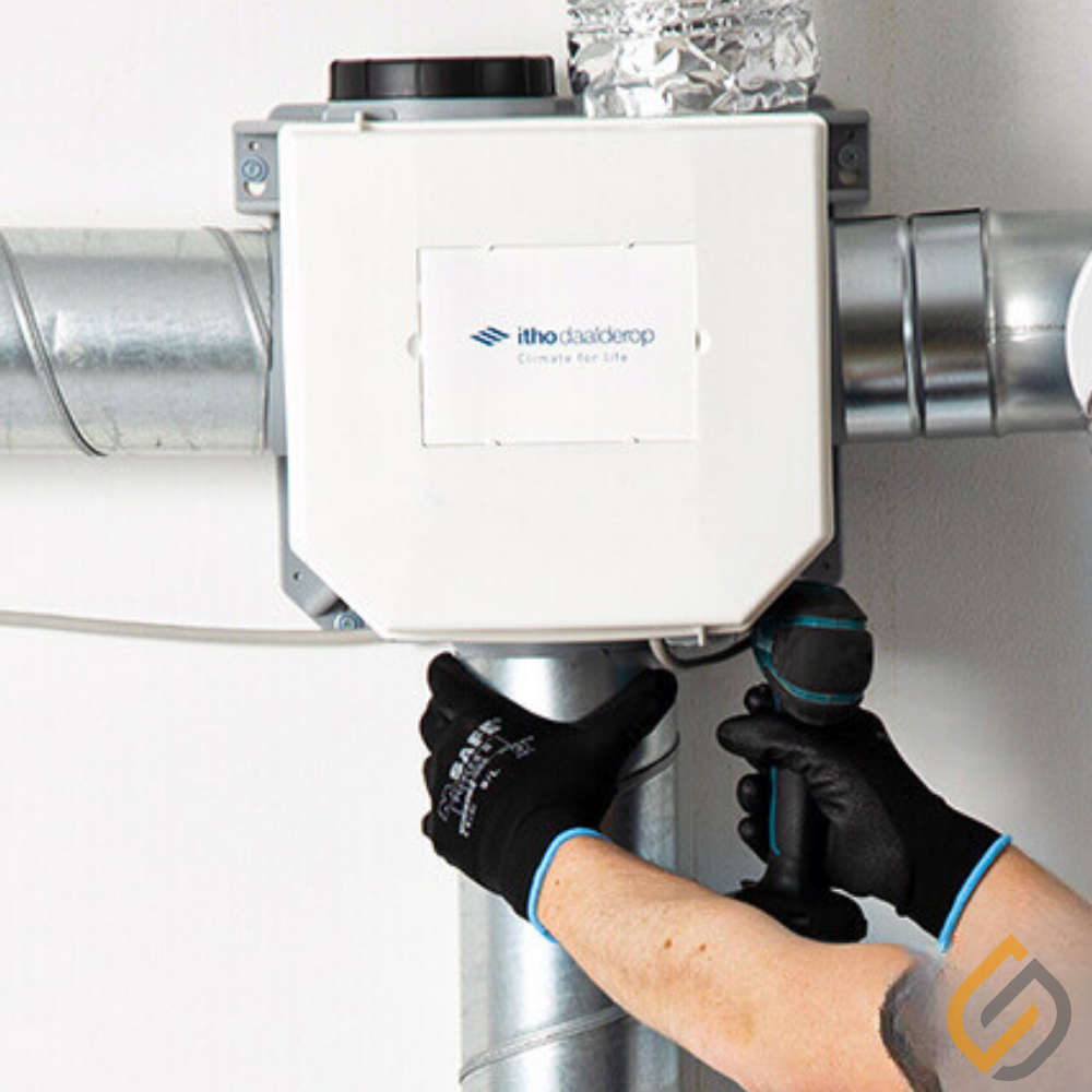 Een persoon die zwarte handschoenen draagt, werkt aan een machine