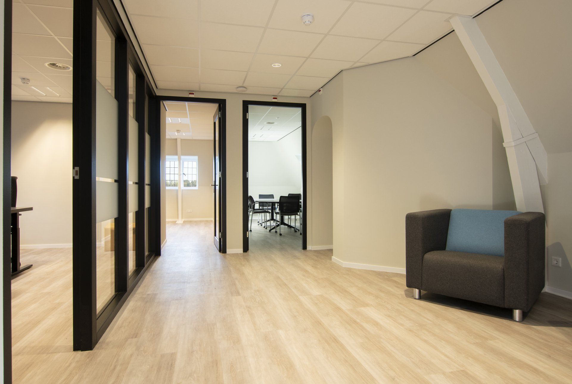 Foto van glad gepleisterde wanden in een kantoor ruimte.