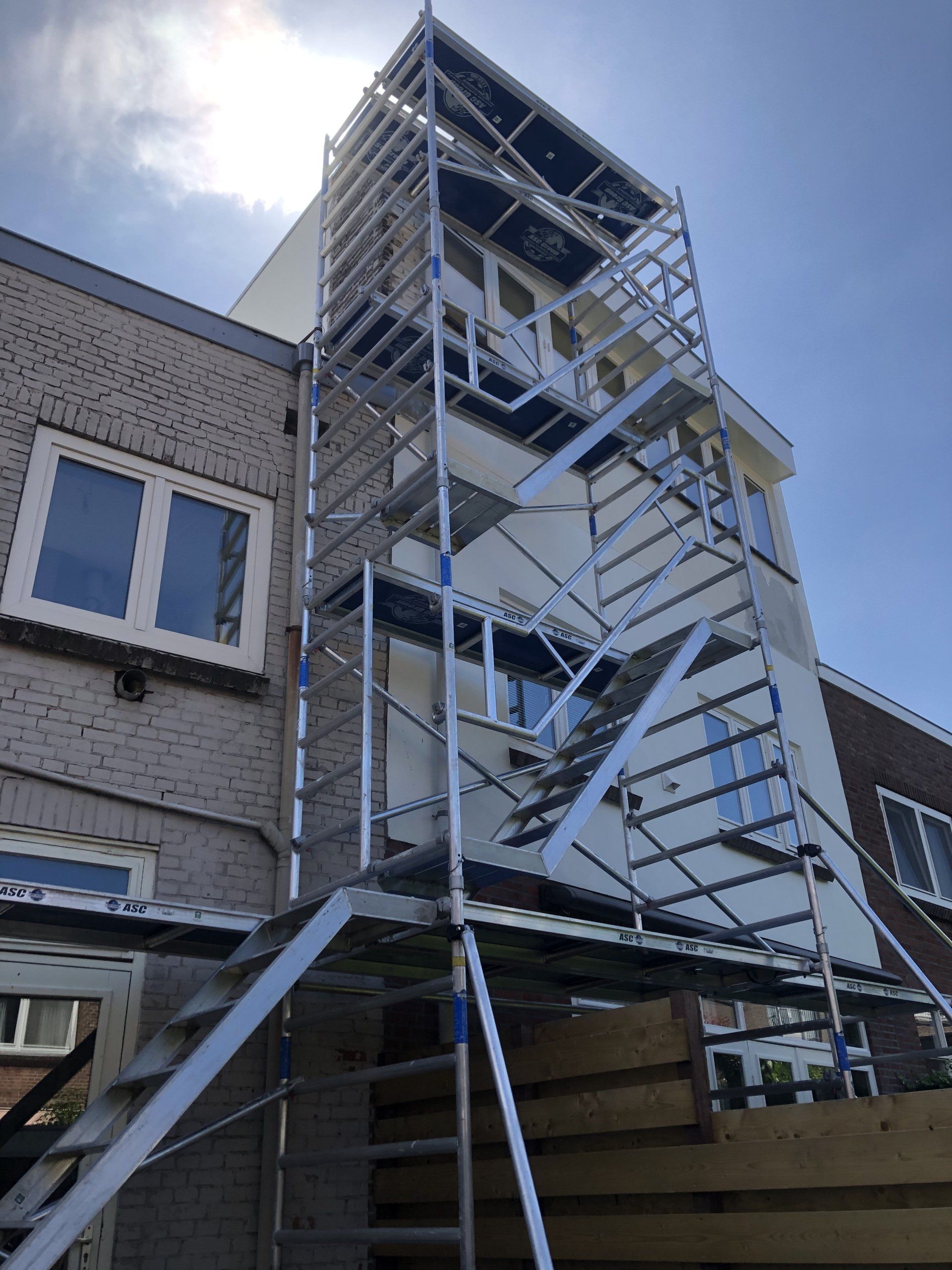 Foto van buitengevel en steiger.