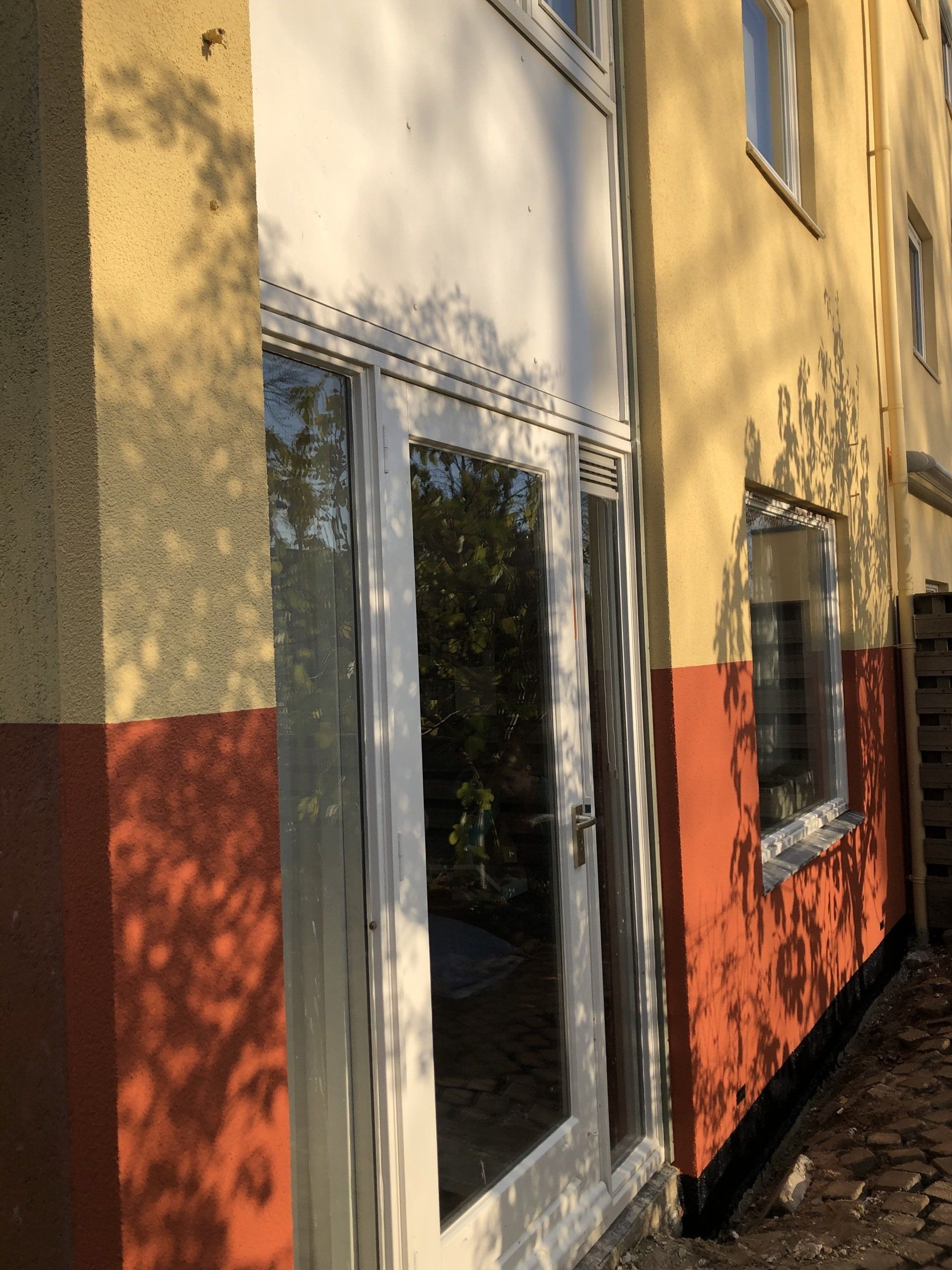 Een gerestaureerde buitengevel, die in de isolatie is gemaakt en afgewerkt met sierpleister.