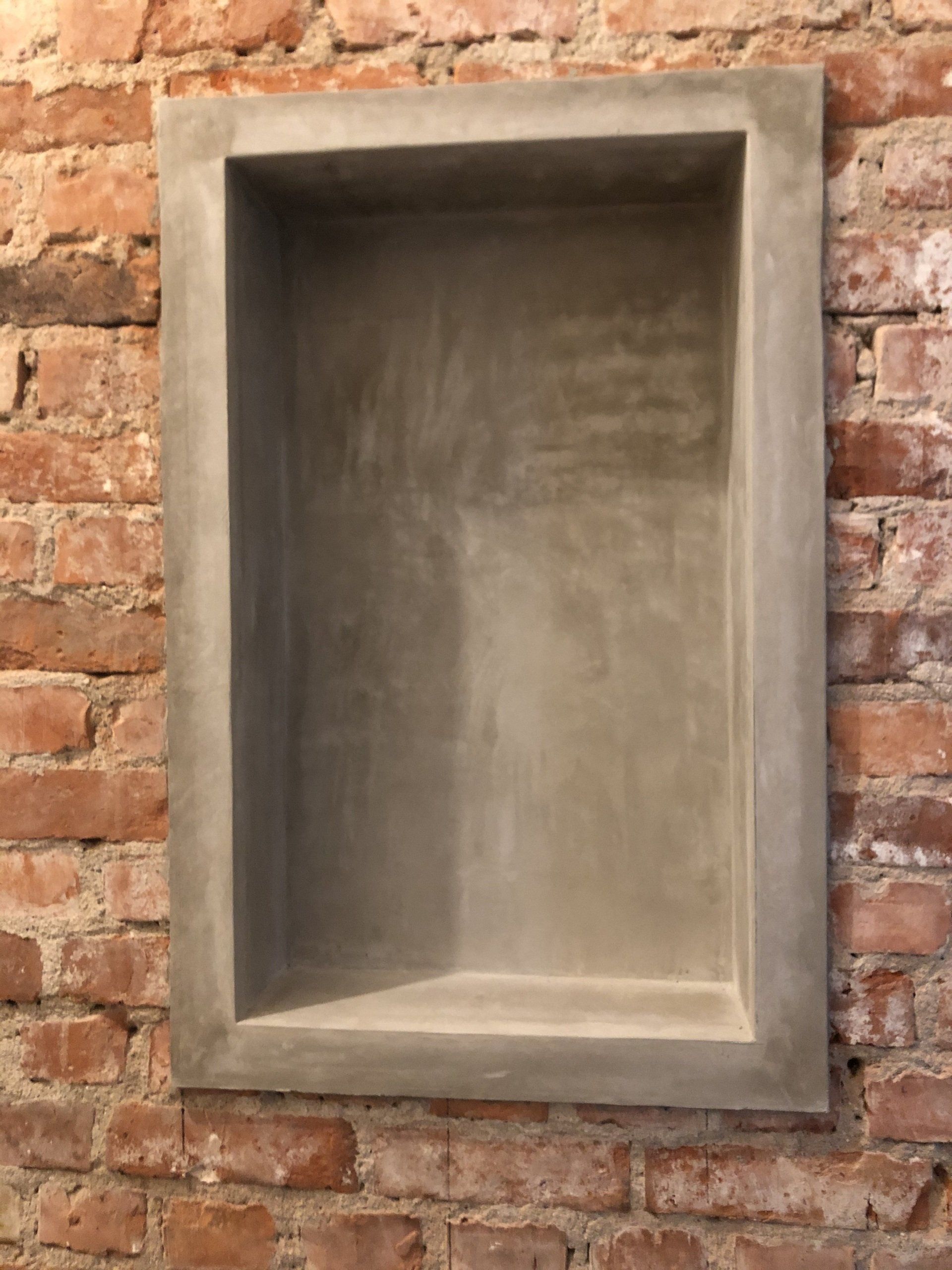 Een uit de hand gemaakte nisje van cement.