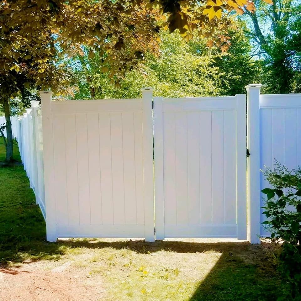 Fence installation with a fence gate.