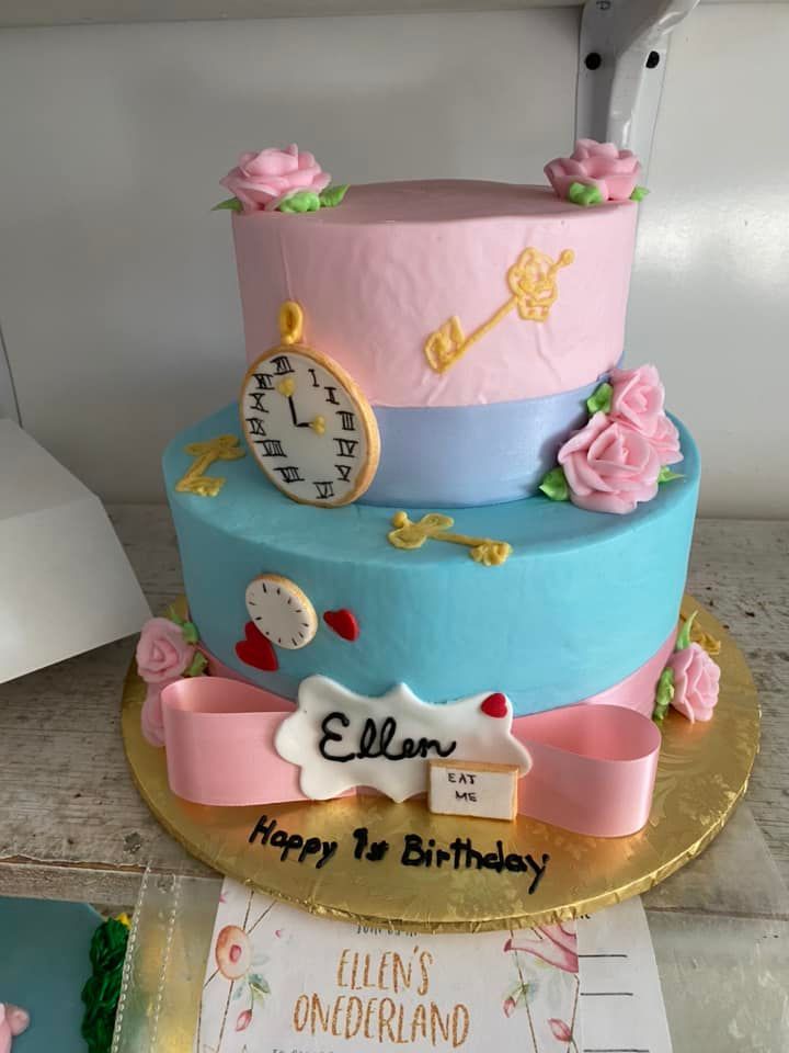 alice and wonderland cake