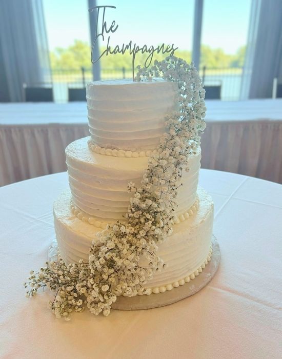 wedding cake with babys breath