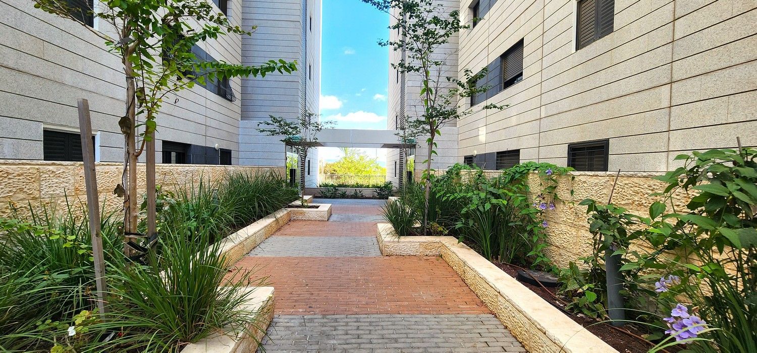 למכירה במודיעין דירת 4 חדרים ענקית עם מעלית ונגישות מלאה