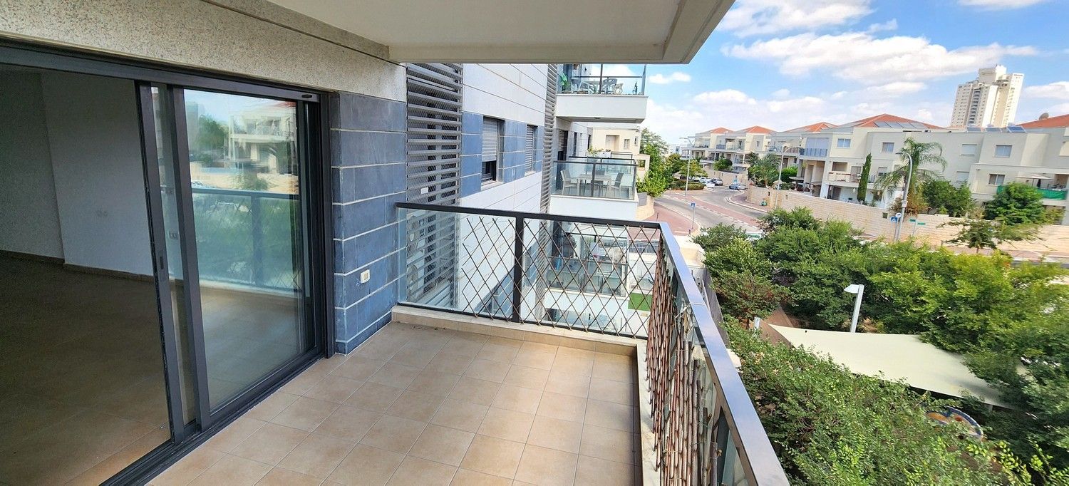 למכירה במודיעין דירת 4 חדרים ענקית עם מעלית ונגישות מלאה