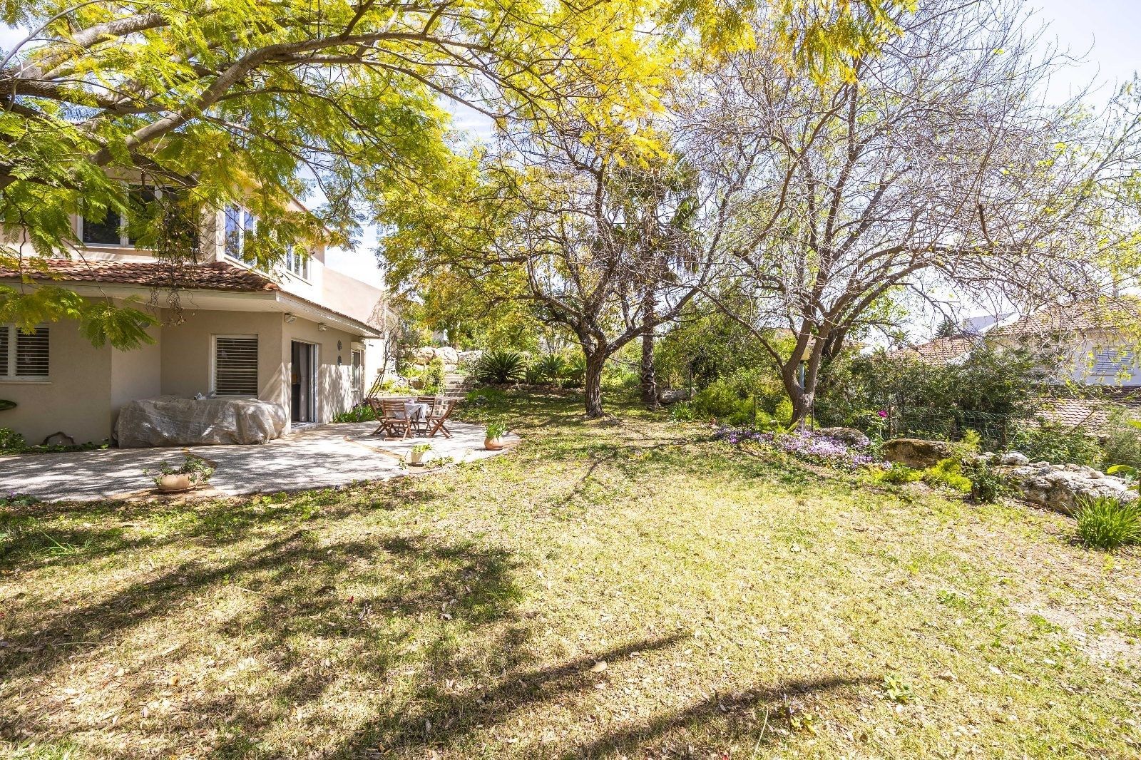 למכירה במכבים בית פרטי על מגרש ענק