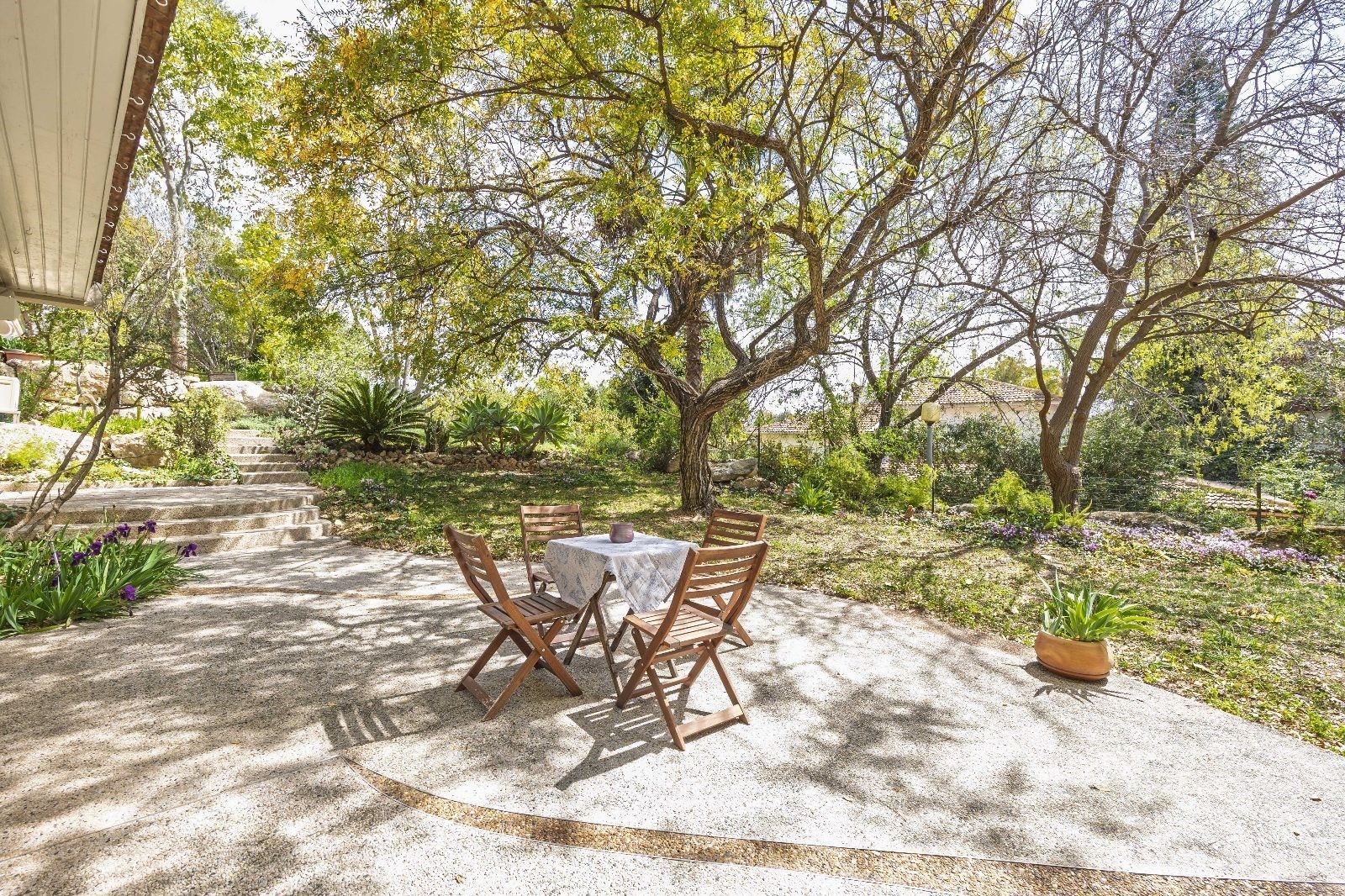 למכירה במכבים בית פרטי על מגרש ענק