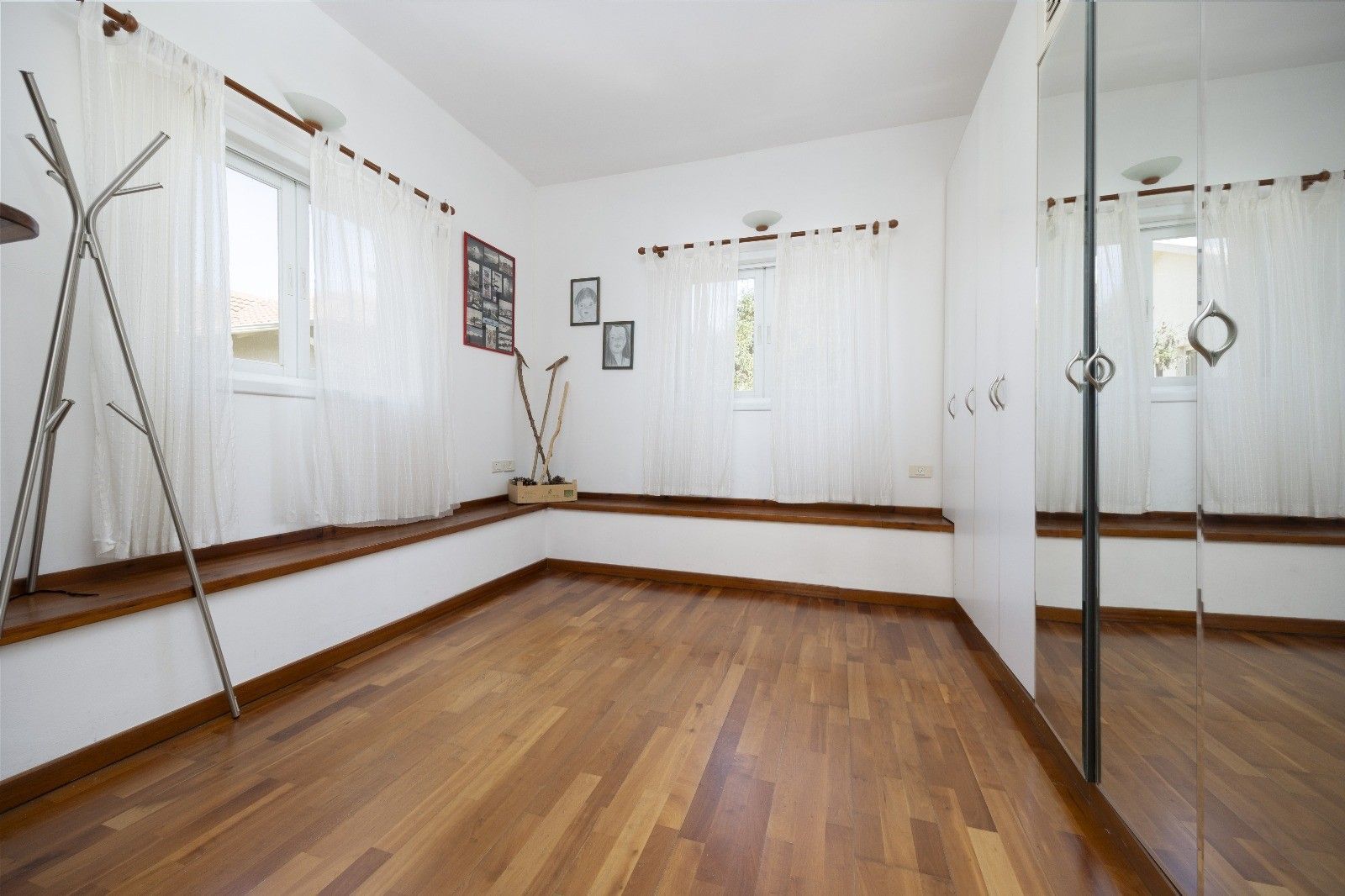 למכירה במכבים בית פרטי על מגרש ענק