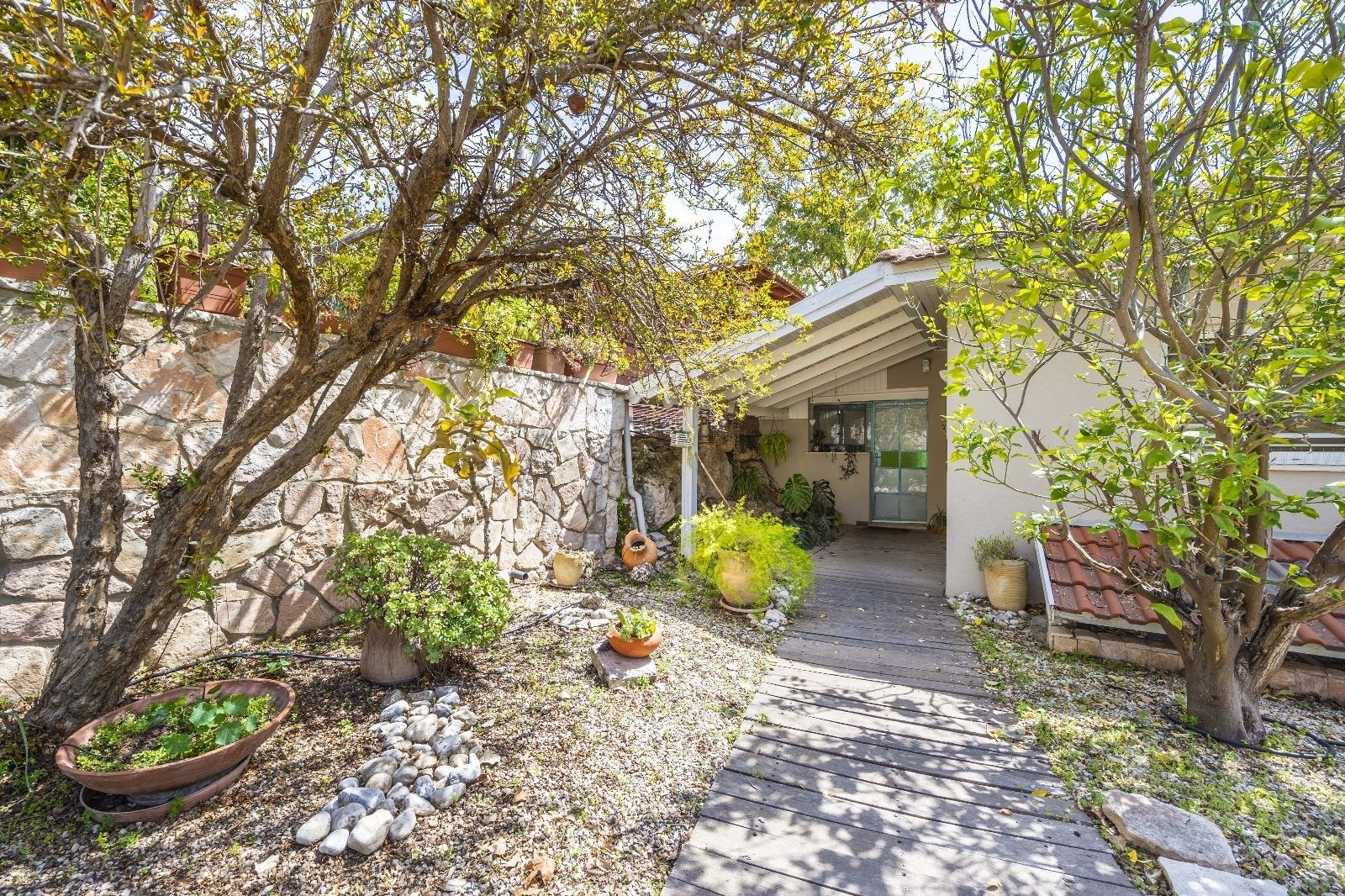 למכירה במכבים בית פרטי על מגרש ענק