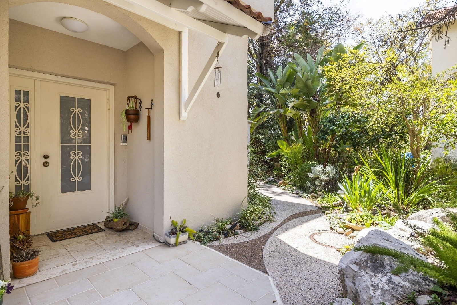 למכירה במכבים בית פרטי על מגרש ענק