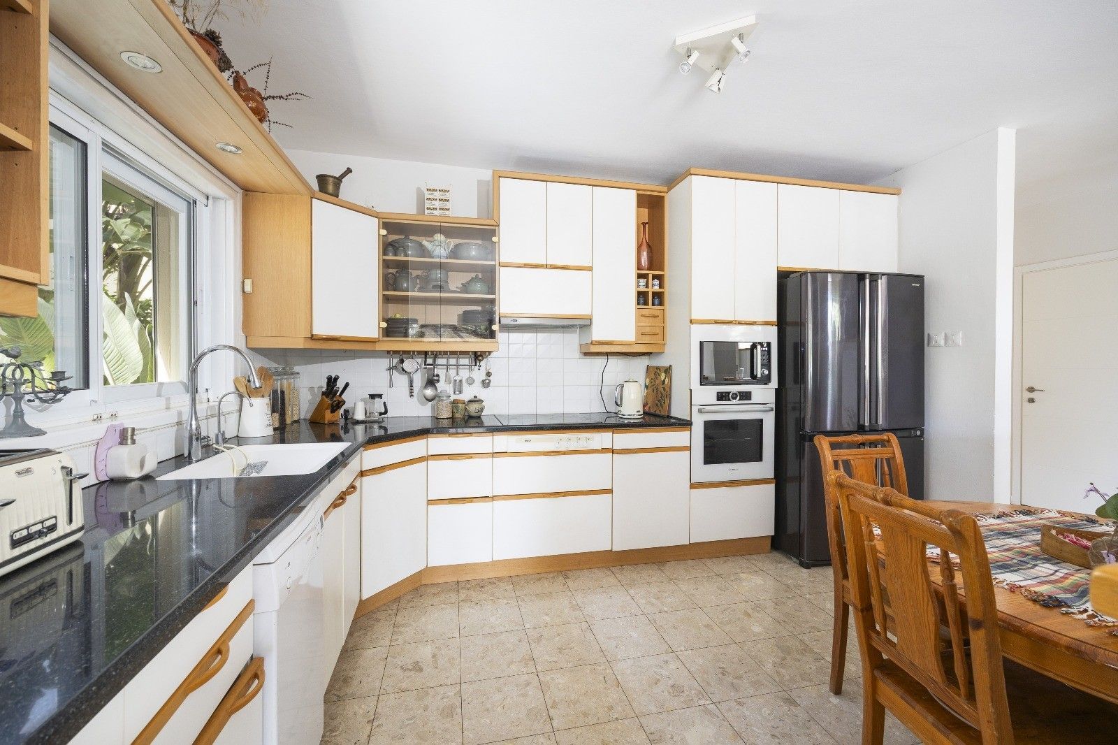 למכירה במכבים בית פרטי על מגרש ענק