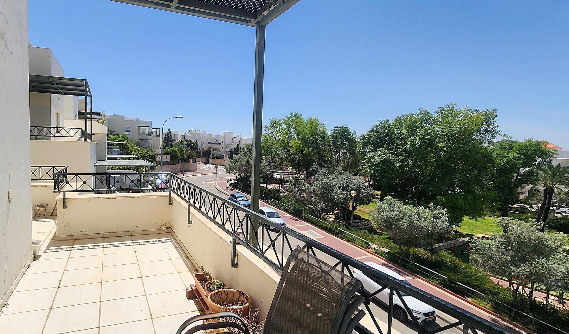 למכירה במודיעין דירת 3 חדרים עם מרפסת גדולה