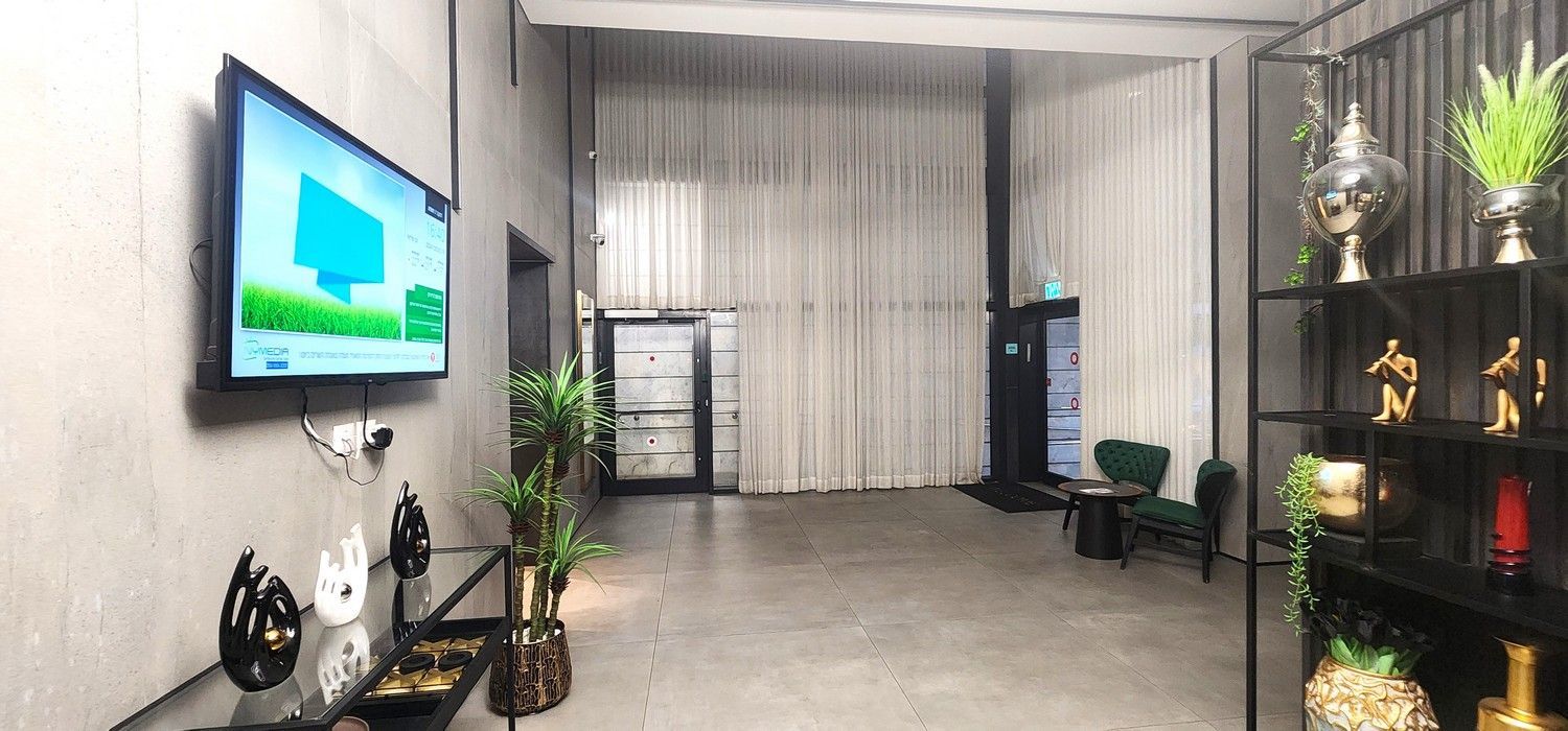 למכירה ברמלה דירת 3 חדרים חדשה עם מעלית ומרפסת