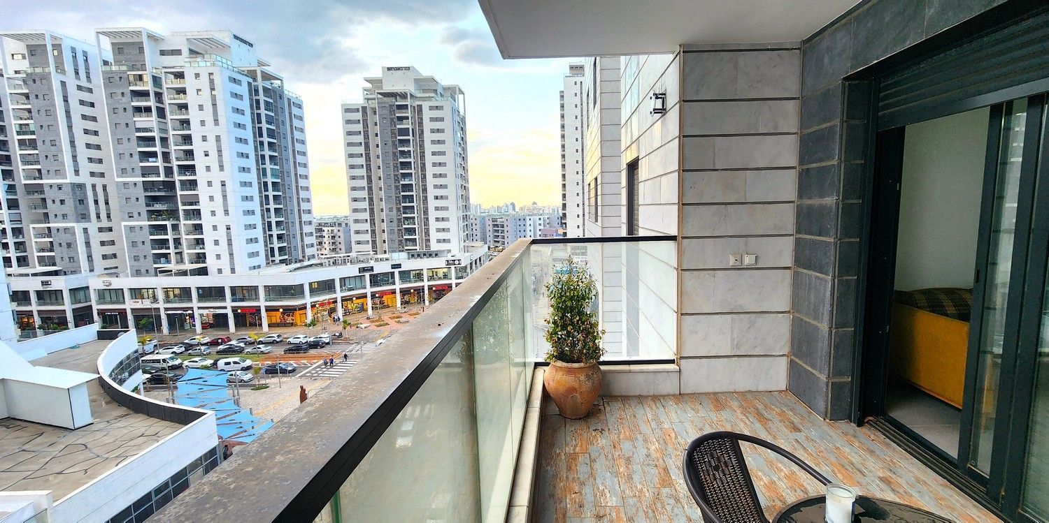 למכירה ברמלה דירת 3 חדרים חדשה עם מעלית ומרפסת