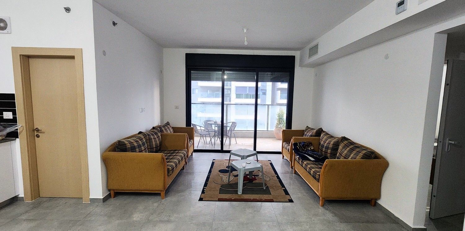 למכירה ברמלה דירת 3 חדרים חדשה עם מעלית ומרפסת