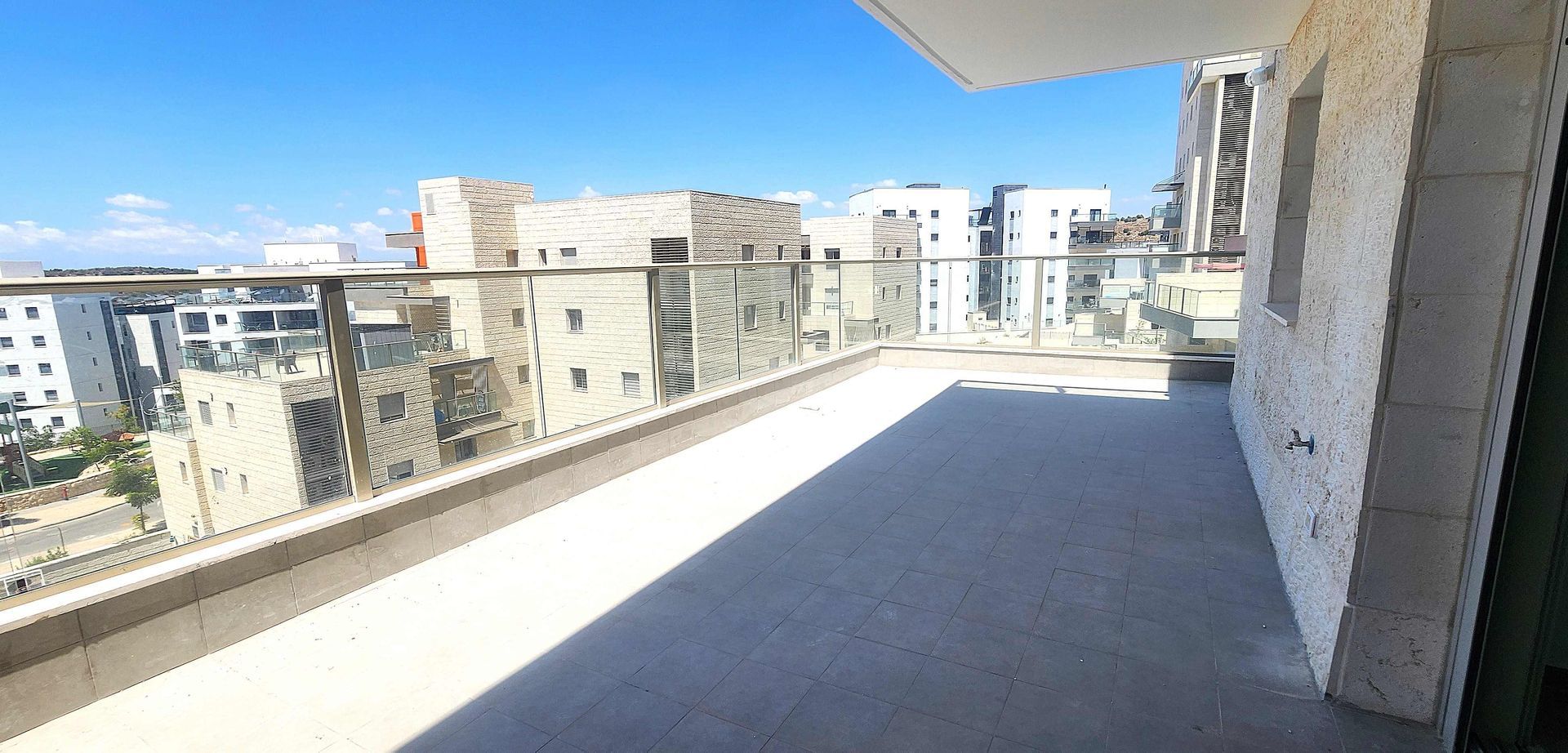למכירה במודיעין דירת 3 חדרים מקסימה עם מרפסת גדולה וגינה