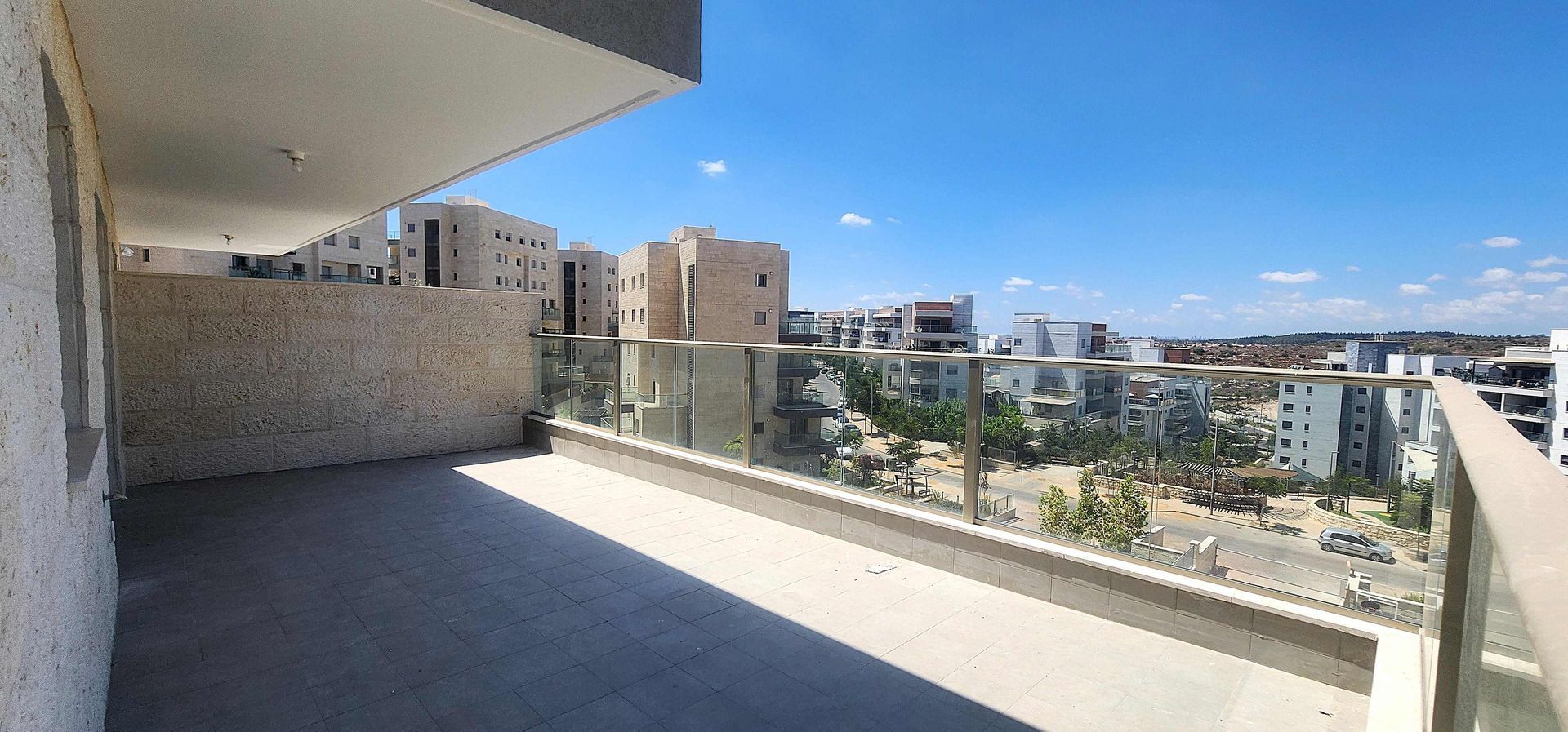 למכירה במודיעין דירת 3 חדרים מקסימה עם מרפסת גדולה וגינה