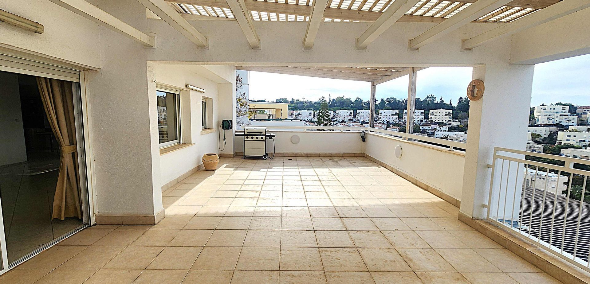 למכירה במודיעין טריפלקס 6 חדרים ענק עם 2 מרפסות וכניסה פרטית