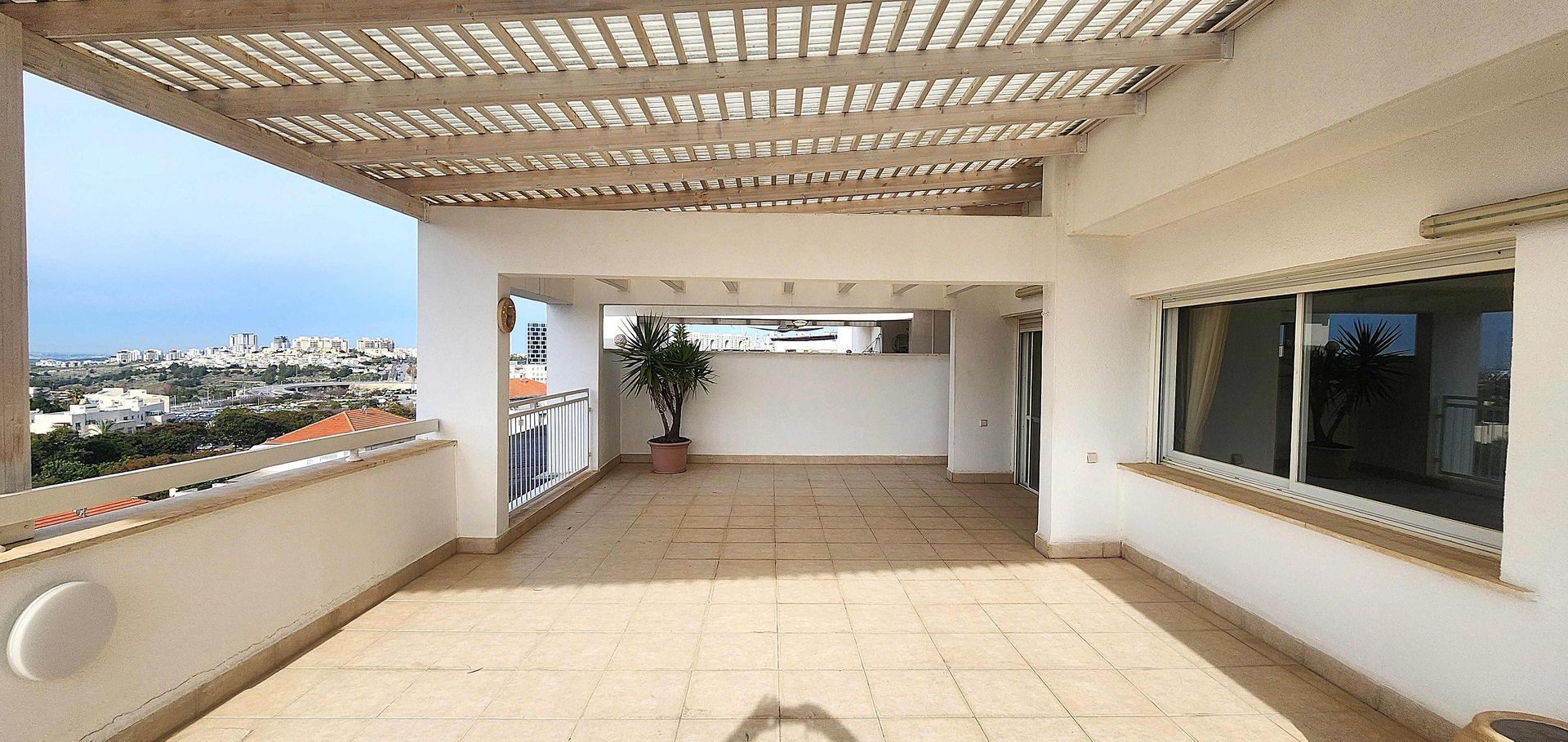 למכירה במודיעין טריפלקס 6 חדרים ענק עם 2 מרפסות וכניסה פרטית