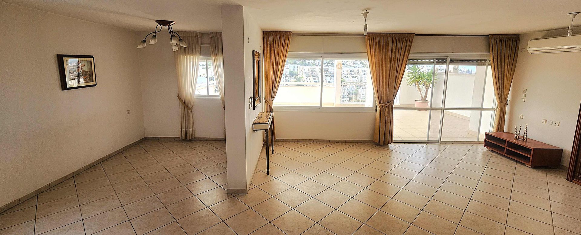 למכירה במודיעין טריפלקס 6 חדרים ענק עם 2 מרפסות וכניסה פרטית