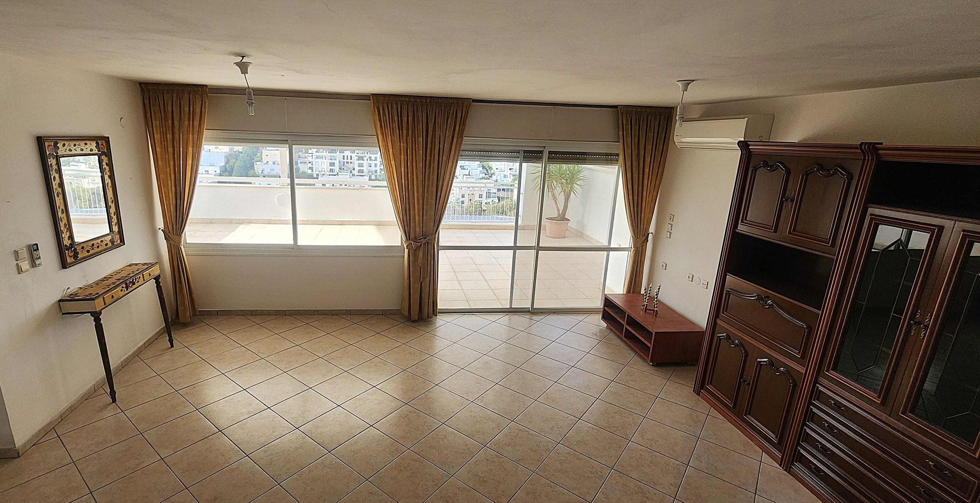 למכירה במודיעין טריפלקס 6 חדרים ענק עם 2 מרפסות וכניסה פרטית