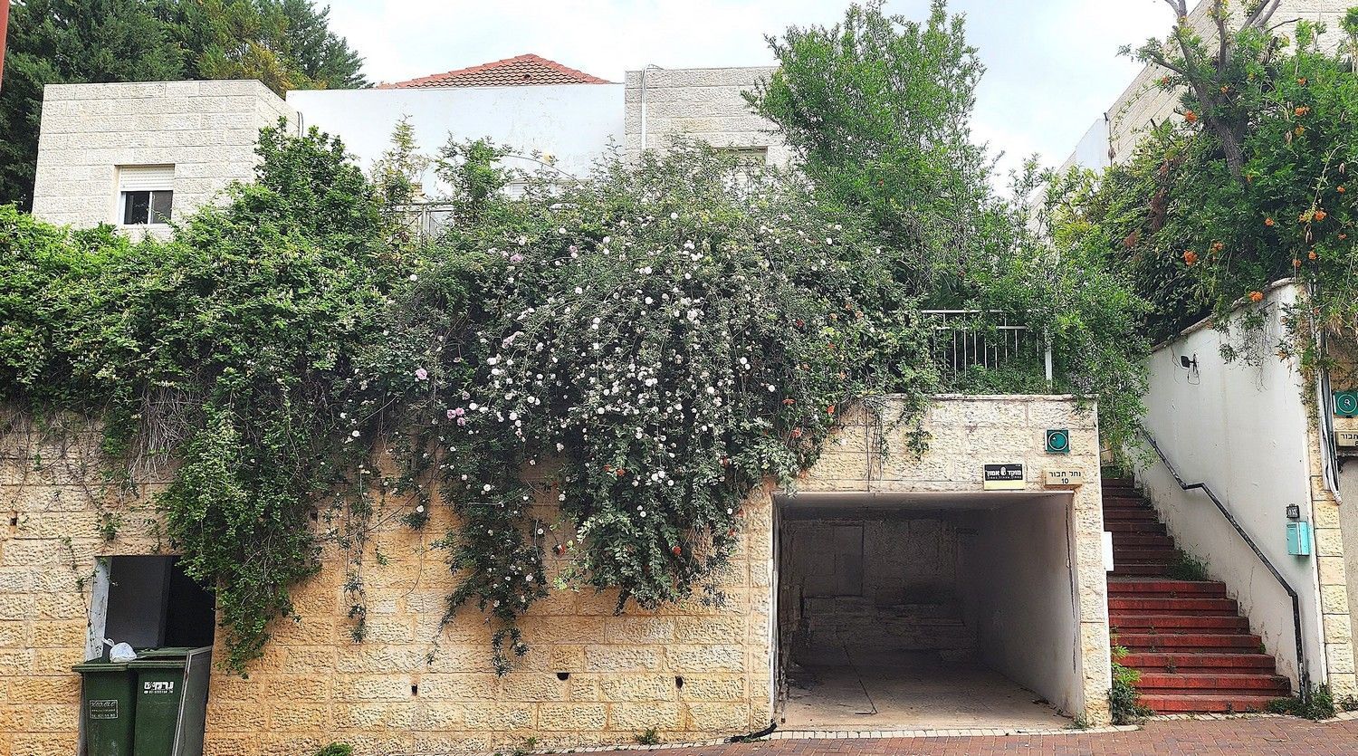 למכירה במודיעין דו-משפחתי 6 חדרים