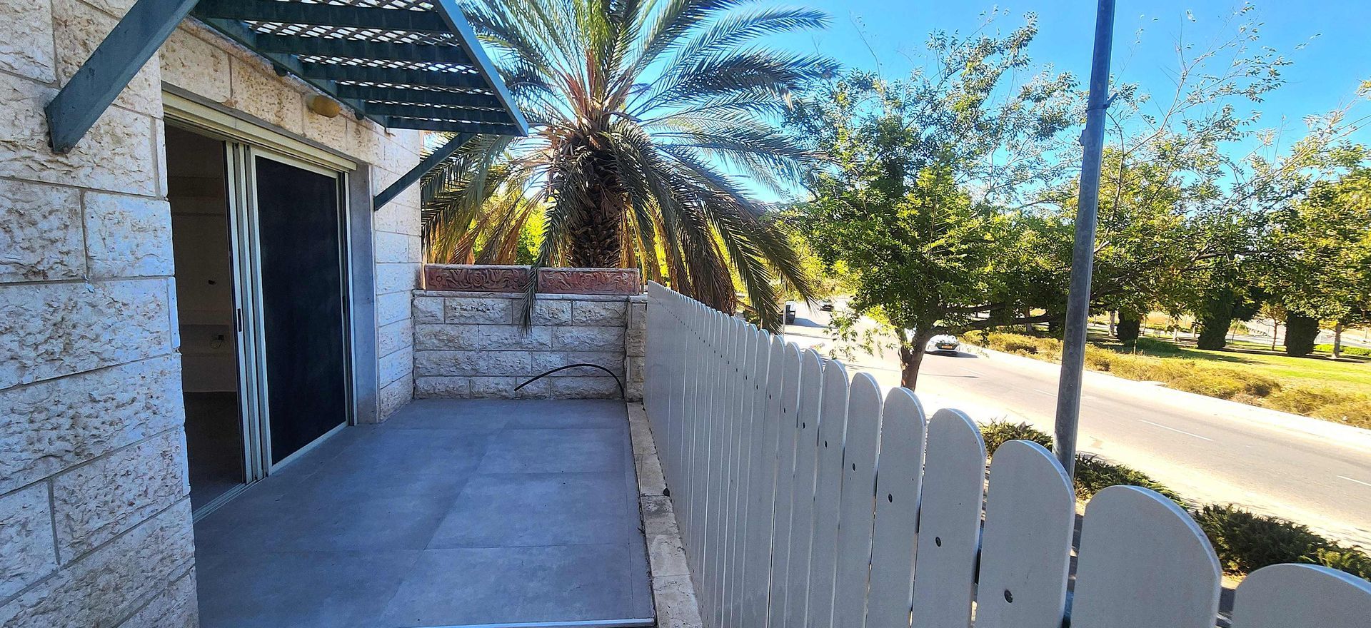 למכירה במודיעין דירת גן 4 חדרים עם מעלית נגישות מלאה