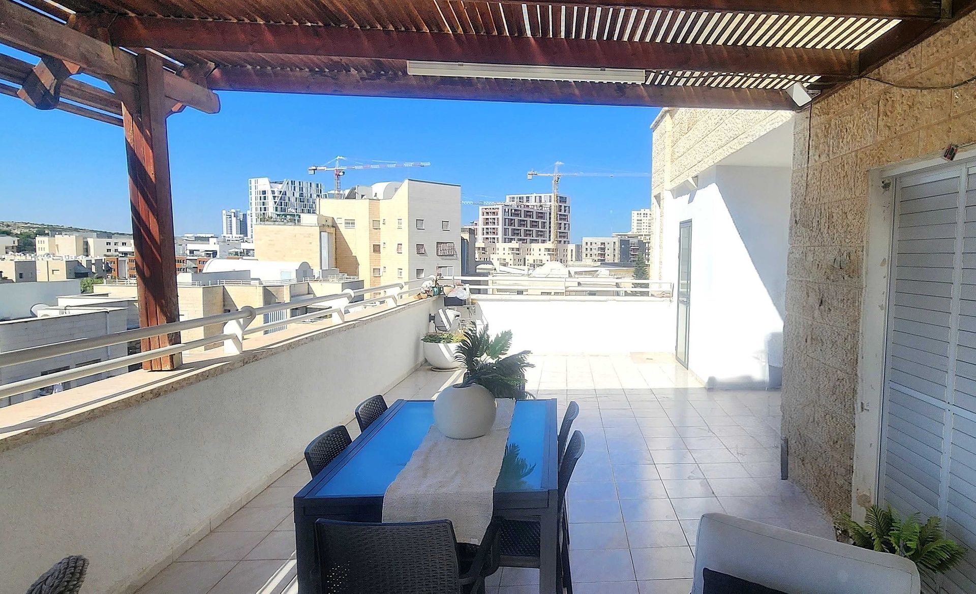 למכירה במודיעין דירת 5 חדרים מרווחת עם מרפסת ענקית