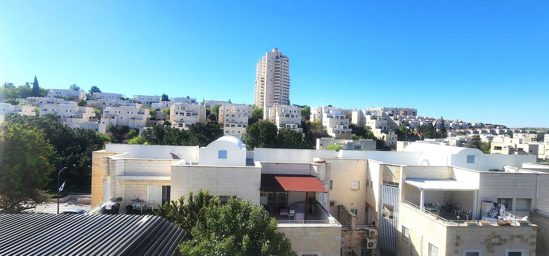 למכירה במודיעין דירת 5 חדרים מרווחת עם מרפסת ענקית