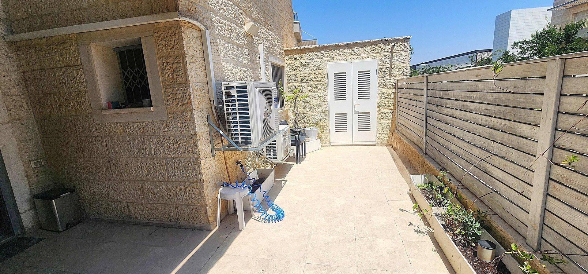 למכירה במודיעין דירת גן 4 חדרים עם מעלית ונגישות מלאה